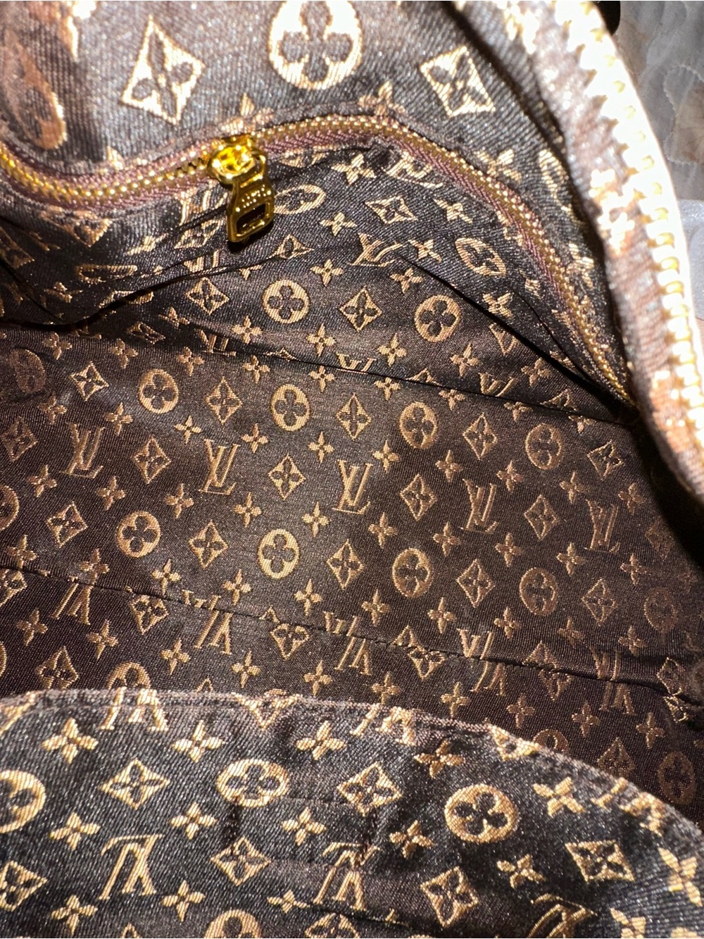 Shoulders Bag with Gold Hardware not authentic, is beautiful. New - Picture 10 of 10